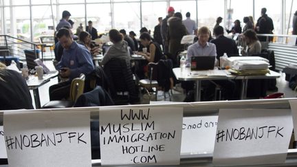 Des avocats se regroupent à l'aéroport JFK à New York pour apporter leur aide aux passagers touchés par le décret anti-immigration, lundi 30 janvier 2017. (DON EMMERT / AFP)