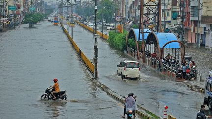 La mousson dans une rue de la ville de Jaipur, dans l'Etat du Rajasthan, en Inde, le 12 août 2024. (VISHAL BHATNAGAR / NURPHOTO / AFP)