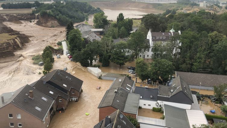 Un quartier de la ville d'Erftstadt-Blessem, près de Cologne (Allemagne) le 16 juillet 2021. Les inondations ont fait plus de 130 morts dans le pays (HANDOUT / BEZIRKSREGIERUNG KOLN)