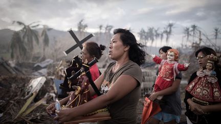 Des survivants du typhon Haiyan participent &agrave; une procession religieuse &agrave; Tolosa (Philippines), le 18 novembre 2013. (PHILIPPE LOPEZ / AFP)