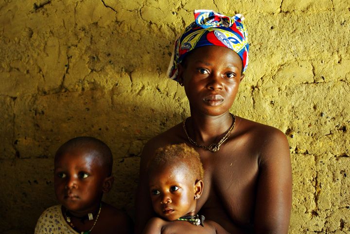 Jeune mère de famille avec ses deux enfants dans le sud de la Sierra Leone (8 avril 2008) (Reuters - KATRINA MANSON / X02109)