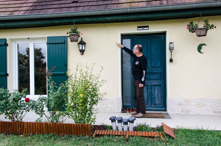 Didier Clairembeaud montre l'une des fissures de sa maison, le 3 octobre 2018 à Rully (Saône-et-Loire). (THOMAS BAÏETTO / FRANCEINFO)