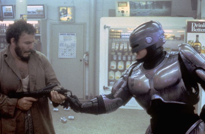 L'acteur américain Peter Weller sur le tournage de "RoboCop", réalisé par Paul Verhoeven. (SUNSET BOULEVARD / CORBIS HISTORICAL)