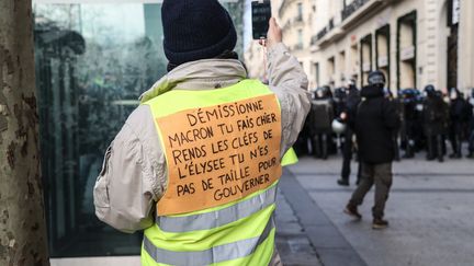 Les gilets des "Gilets jaunes" se sont transformés en banderoles et porte-étendards. Ici : démissionne Macron, tu fas chier, rends les clés de l'Elysée, tu n'es pas de taille pour gouverner". (ZAKARIA ABDELKAFI / AFP)