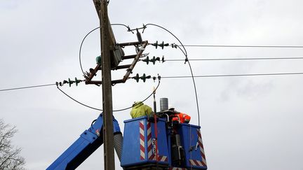 Le 10 février 2020 des techniciens d'Enedis interviennent sur une ligne électrique endommagée par la tempête Ciara.&nbsp; (ALEXANDRE MARCHI / PHOTOPQR/L'EST REPUBLICAIN/MAXPP)