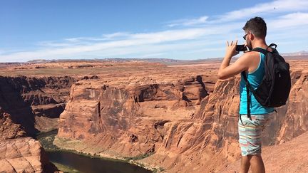 Un touriste américain devant un canyon dans l'Arizona, aux Etats-Unis (FREDERIC WITTNER / FRANCEINFO / RADIO FRANCE)