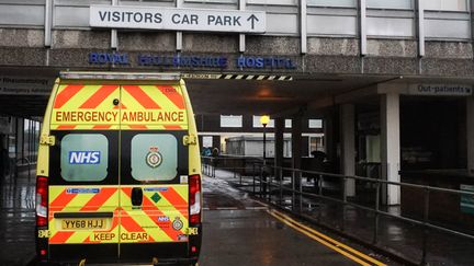 Une ambulance garée devant le Royal&nbsp;Hallamshire&nbsp;Hospital à Sheffield, au Roayume-Uni. Image d'illustration (GIANNIS ALEXOPOULOS / NURPHOTO VIA AFP)