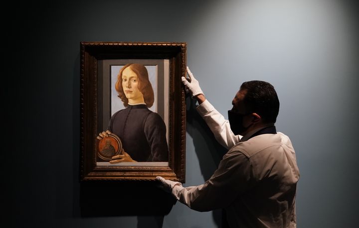 "Portrait d'un jeune homme tenant un médaillon" de Sandro Botticelli, sera vendu aux enchères à New York en 2021.&nbsp; (TIMOTHY A. CLARY / AFP)