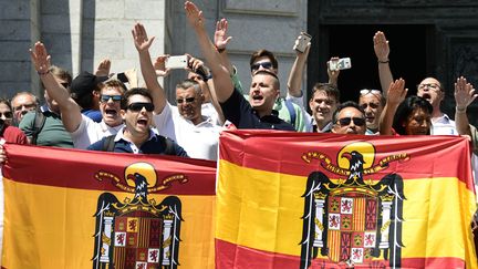 Des militants font un salut fasciste devant le mausolée de Franco à San Lorenzo del Escorial (Espagne), le 15 juillet 2018. (JAVIER SORIANO / AFP)