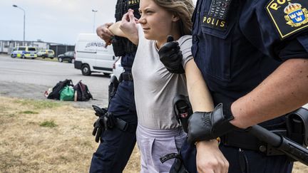 Greta Thunberg n'échappe pas aux arrestations qui ponctuent les rassemblements écologistes, comme le 19 juin 2023, à Malmö, en Suède.