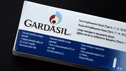 Le&nbsp;vaccin Gardasil contre le cancer du col de l'utérus avait fait l'objet d'une première plainte au pénal fin 2013.  (JEAN-PIERRE MULLER / AFP)