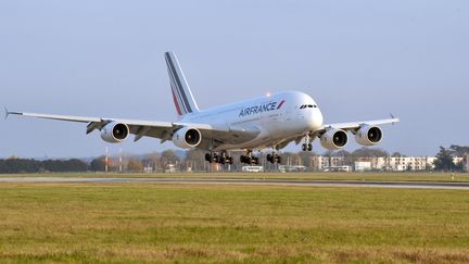 Un Airbus A380 se pose à l'aéroport d'Orly, le 11 novembre 2009. (ERIC PIERMONT / AFP)