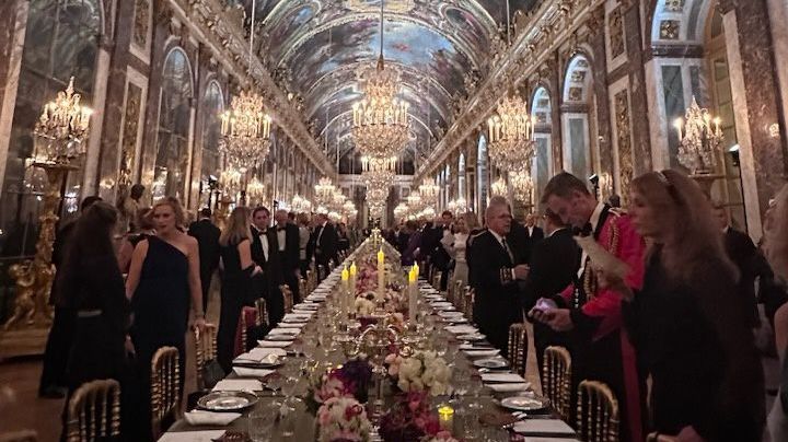 150 personnalités ont dîné au château de Versailles, mercredi 20 septembre, en compagnie du roi Charles III d'Angleterre. (YANN-ARTHUS BERTRAND / RADIO FRANCE)