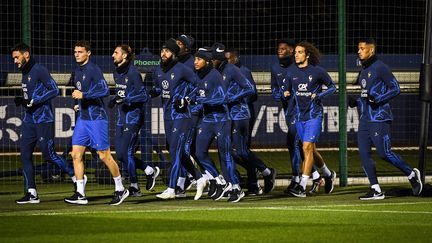 Hugo Lloris, le capitaine, en tête lors du premier entraînement de l'équipe de France à Clairefontaine, le 14 novembre 2022, deux jours avant de s'envoler pour le Qatar. (MATTHIEU MIRVILLE / AFP)