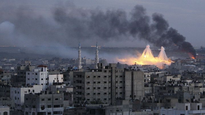 Du phosphore blanc explose au-dessus de la ville de Gaza, lors de l'op&eacute;ration "Plomb durci", le 8 janvier 2009. (MOHAMMED SALEM / REUTERS)