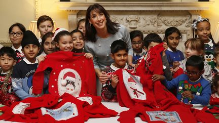 &nbsp; (Samantha Cameron, l’épouse du Premier ministre britannique, célèbre, le 12 décembre au 10 Downing Street,  la journée internationale des pulls de Noël moches, plus connus en Angleterre et aux Etats-Unis sous le nom de "Christmas Jumpers" ©  REUTERS/Stefan)