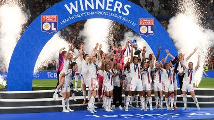 Les Lyonnaises soulèvent la Ligue des champions, le 21 mai 2022, à Turin. (FRANCK FIFE / AFP)