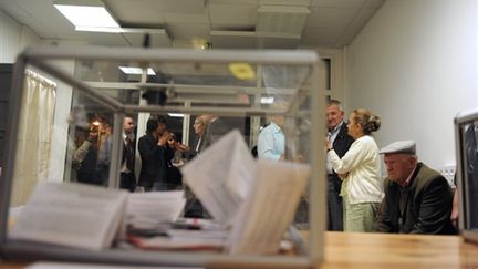 Vote des militants socialistes à Saint-Martin-lès-Melle, le 1er octobre 2009. (AFP - Alain Jocard)