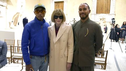 Pharrell Williams, Lewis Hamilton et Anna Wintour au Costume Institute du Metropolitan Museum of Art (Met), lors d'une conférence de presse le 9 octobre 2024 pour annoncer le prochain thème du Met Gala "Superfine : adapter le style noir". (TIMOTHY A. CLARY / AFP)