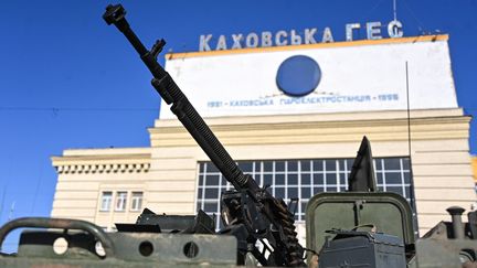 Un véhicule de l'armée russe le 15 mars 2022 devant la centrale hydro-électrique de Kherson (Ukraine). (SPUTNIK / AFP)