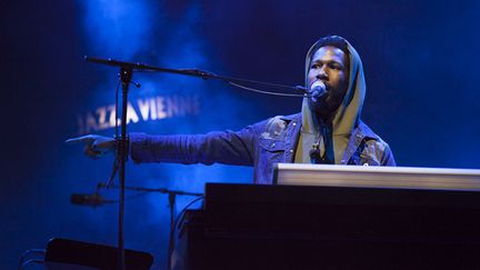 Son album "The Revival" vient de paraître et confirme que le futur du groove comme du jazz ne se fera pas sans Cory Henry. Après une longue nuit de pluie, le claviériste a fait lever dans le théâtre Antique de Vienne le soleil au petit matin 
 (Marion Tisserand)