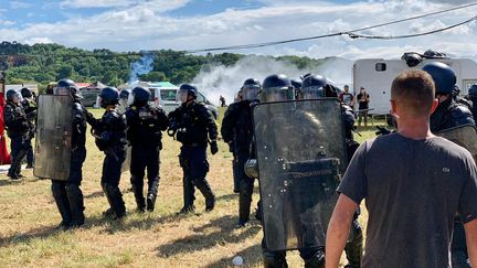 Evacuation du site de la rave party à Redon le 19 juin 2021 par les gendarmes. (TIMOUR OZTURK / FRANCE-BLEU ARMORIQUE)