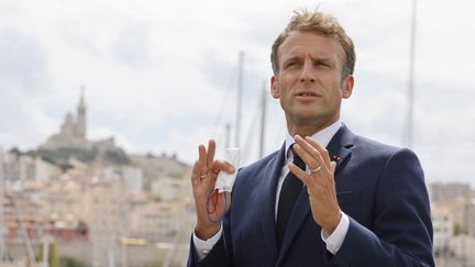 Emmanuel Macron&nbsp;en déplacement à Marseille, le 3 septembre 2021. (LUDOVIC MARIN / AFP)