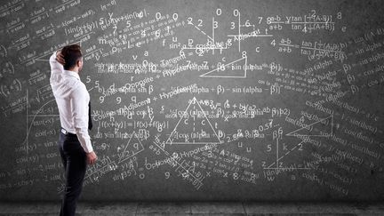 Les Français n'auraient pas la bosse des maths ? Des solutions existent pour inverser cette tendance. (TRILOKS / E+ / GETTY IMAGES)