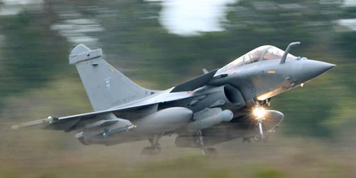 Un Rafale en phase de décollage (de la base de Solenzara, en Corse, le 16 mars 2016)  (REUTERS - Charles Platiau - File Photo)