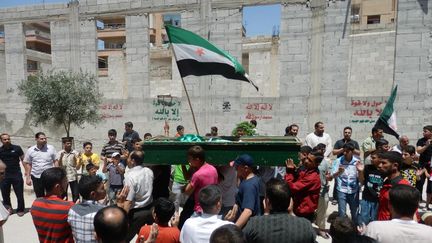 Les fun&eacute;railles d'un membre de l'opposition syrienne dans une rue de Hama, en Syrie, le 5 juin 2012.&nbsp; (SHAAM NEWS NETWORK / AFP)