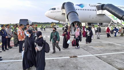 Des évacués du Soudan qui arrivent à Jakarta, en Indonésie, le 28 avril 2023. (HANDOUT / INDONESIAN FOREIGN MINISTRY / AFP)