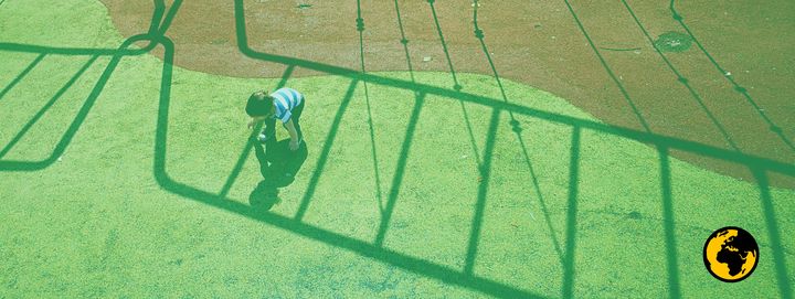 Des granulats de pneus usagés&nbsp;ou de caoutchouc neuf se trouvent dans les sous-couches amortissantes des aires de jeux, suscitant l'inquiétude de certains parents. (SERGIO CAPRIA / EYEEM / GETTY IMAGES)