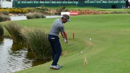 VILAMOURA, PORTUGAL - 21 OCTOBRE : Le français Raphael Jacquelin dans son approche du green 18 au deuxième jour de la compétition. Portugal Masters au Victoria Club de Golfe à Vilamoura.  (STUART FRANKLIN / GETTY IMAGES EUROPE)