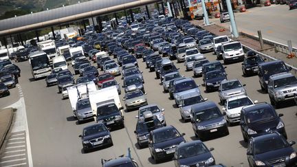 Des automobilistes bloqu&eacute;s &agrave; la barri&egrave;re de p&eacute;age de Vienne sur l'A7, le 11 juillet 2009. (JEFF PACHOUD / AFP)