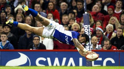 Le capitaine australien Nathan Sharpe, tenu en échec par ses adversaires (ADRIAN DENNIS / AFP)