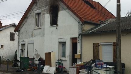 Le feu s'est d&eacute;clar&eacute; vers 22h30, le samedi 30 mars 2013, dans ce pavillon de Saint-Quentin (Aisne).&nbsp; (CATHY COLIN / FRANCE 3 PICARDIE)