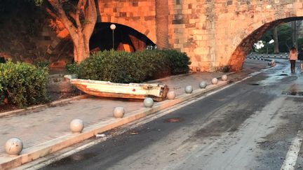 Un bateau a atterri sur le trottoir après le tremblement de terre qui a frappé l'île de Kos (Grèce), le 21 juillet 2017. ((OSMAN TURANLI / SOCIAL MEDIA / REUTERS))