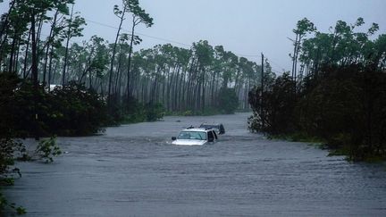 Des voitures complètement submergées dans la ville de Freeport, sur l'île de Grande Bahama, le 3 septembre 2019.&nbsp;Dans l'archipel, l'ouragan Dorian a provoqué des vagues atteignant les 7 mètres de haut au-dessus du niveau de la marée.&nbsp; (RAMON ESPINOSA / AP / SIPA)