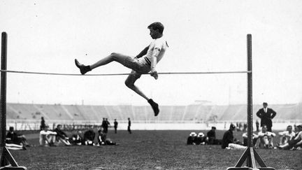 Au saut en hauteur sans &eacute;lan, une discipline depuis abandonn&eacute;e, l'Am&eacute;ricain Ray Ewry franchit la barre &agrave; 1m57 et conserve son titre. (HULTON ARCHIVE / GETTY IMAGES)