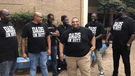 Des pères de famille de la brigade "Dads on duty" sur leur site Facebook. (CAPTURE D'ÉCRAN)