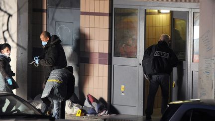 Des membres de la police technique et scientifique proc&egrave;dent aux premi&egrave;res investigations, le 22 d&eacute;cembre 2011, dans les quartiers Nord de Marseille, o&ugrave; un jeune &acirc;g&eacute; de 17 ans a &eacute;t&eacute; abattu. (GERARD JULIEN / AFP)