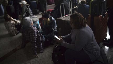 Des passagers à l'aéroport d'Atlanta (Géorgie, Etats-Unis) plongé dans le noir, le 17 décembre 2017. (STEVE SCHAEFER / AP / SIPA)