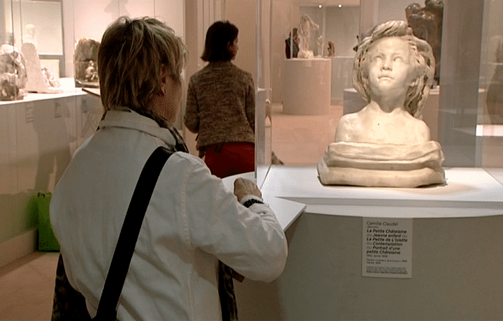 Dessinatrice devant la petite châtelaine de Camille Claudel
 (France 3 / Culturebox)