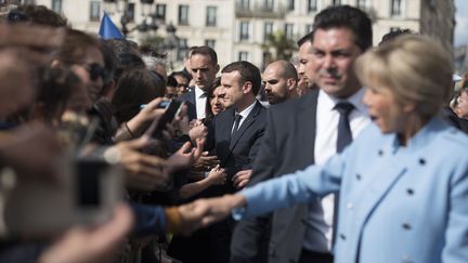 Devant l'Hôtel de Ville de Paris, Emmanuel Macron et Anne Hidalgo saluent les centaines de badauds&nbsp;venus accueillir le nouveau chef de l'Etat. (BLONDET ELIOT / REA)