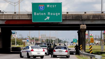 Des voitures de police bloquent une route pr&egrave;s d'une fusillade &agrave; B&acirc;ton-Rouge, en Louisiane (Etats-Unis), le 17 juillet 2016.&nbsp; (JOE PENNEY / REUTERS)