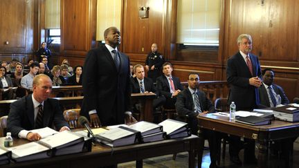 Les avocats de Nafissatou Diallo (&agrave; gauche) et de Dominique Strauss-Kahn (&agrave; droite) lors de la premi&egrave;re audience de la proc&eacute;dure civile, le 28 mars 2012, &agrave; New York.&nbsp; (STAN HONDA / AFP)