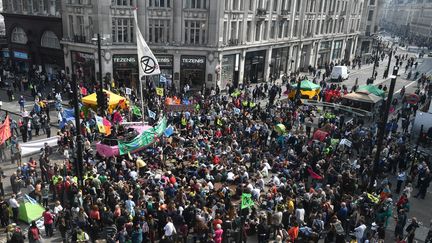 Les activistes du Exctinction Rebellion Group, qui bloquent Oxford Circus, à Londres, le 17 avril 2019. (DANIEL LEAL-OLIVAS / AFP)