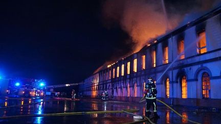 Les pompiers lors de l'incendie d'une ancienne filature à&nbsp;Huttenheim (Bas-Rhin). (SDIS 67)