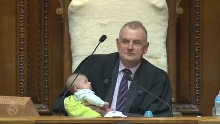 En Nouvelle-Zélande, le président du Parlement a siégé quelques instants avec le bébé d'un député dans les bras, mercredi 21 août 2019.&nbsp; (CAPTURE TWITTER)