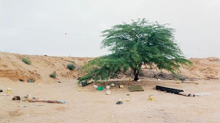 «On n’y voit en effet ni être humain ni le moindre signe d’incarcération ou de restriction de liberté ou de mouvement. Amir s’abstient de photographier le camp lui-même – ses barrières, ses grilles, ses containers tenant lieu de logements – et ne rend compte que de son environnement extérieur. La présence humaine est pourtant extrêmement palpable dans ces photographies», explique le commissaire de l’exposition, Noam Gal.

 (Ron Amir)